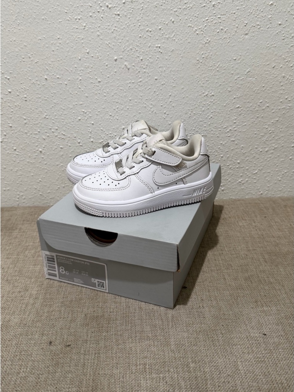 Nike Kids White Low-Top Sneakers with Hook-and-Loop Strap